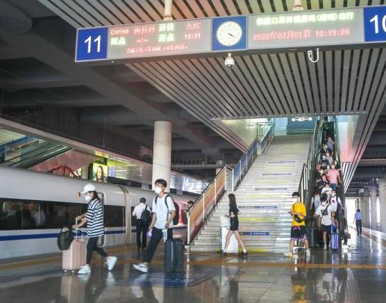 机场、火车站、景区“变忙” 中国旅游业逐步回暖